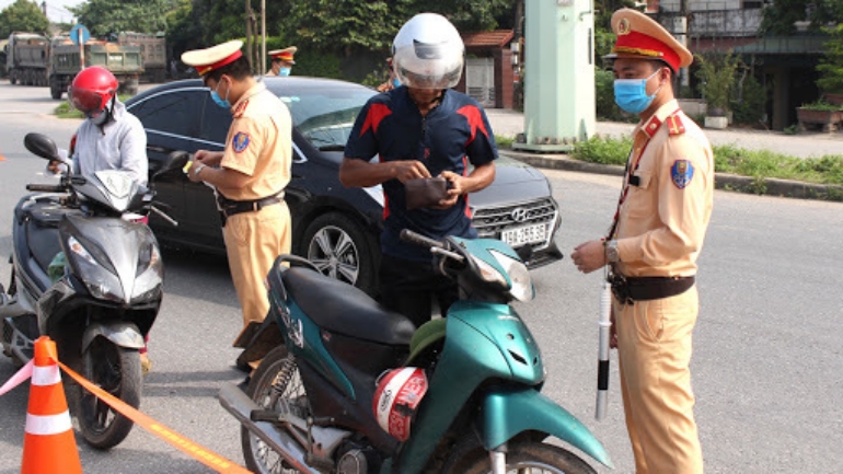 CSGT kiểm tra phương tiện giao thông