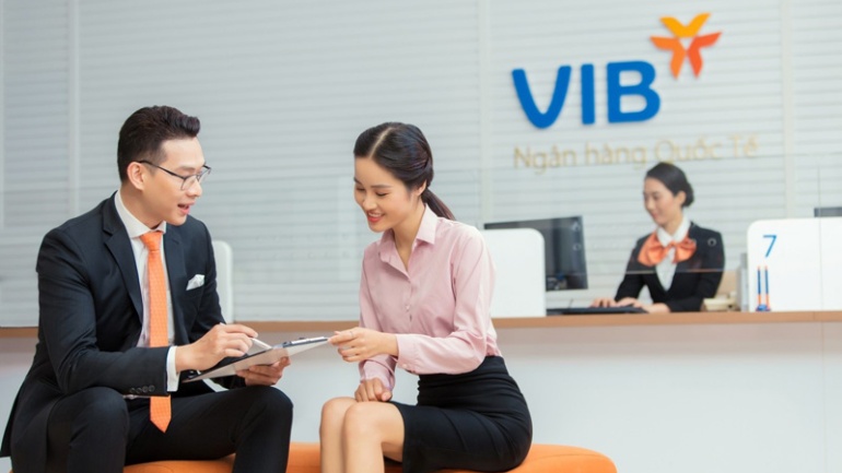 Nhân viên VIB đang tư vấn cho khách hàng