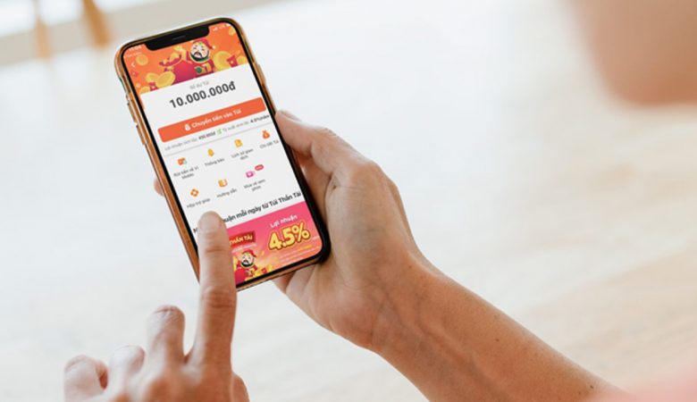 Trên tay Túi Thần Tài MoMo