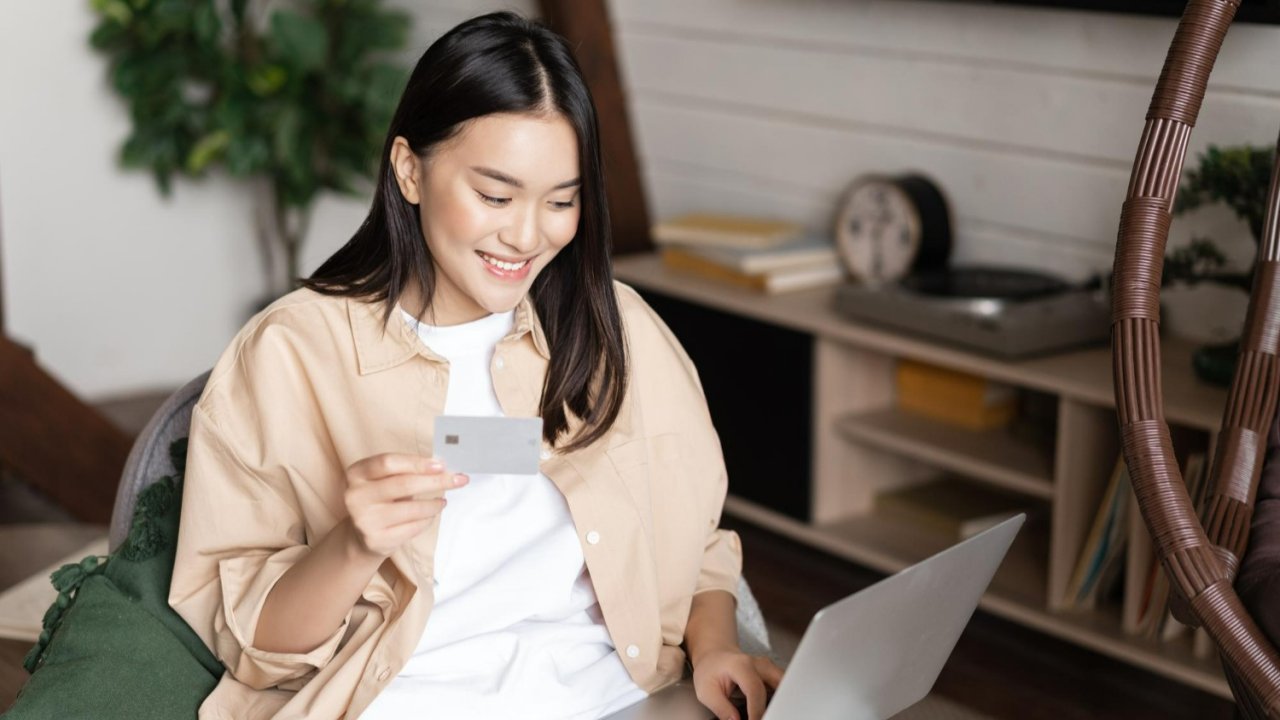Mua cổ phiếu bằng thẻ tín dụng, nên hay không?